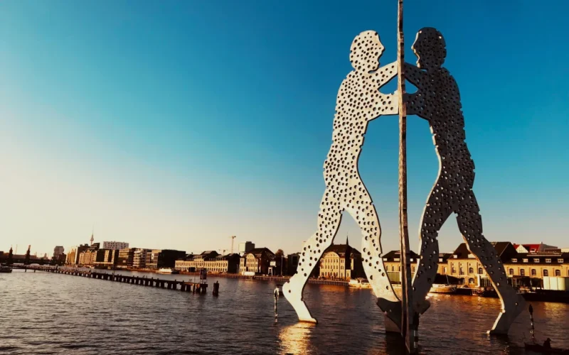 Die Skulptur Molecule Man in der Berliner Spree symbolisiert das starke Netzwerk von ImmoTeam Potsdam im Berliner Immobilienmarkt.