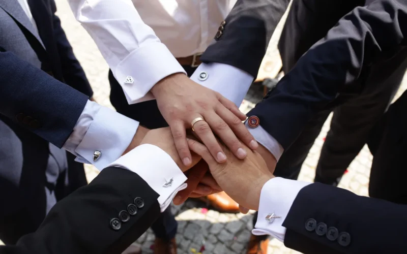 Ineinandergreifende Hände als Symbol für Vertrauen und die starke Partnerschaft beim ImmoTeam Potsdam.