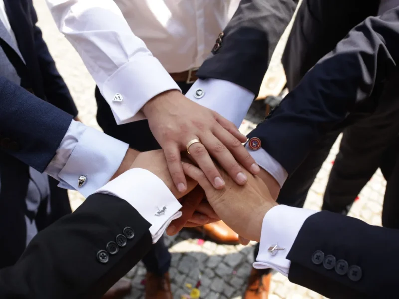 Ineinandergreifende Hände als Symbol für Vertrauen und die starke Partnerschaft beim ImmoTeam Potsdam.