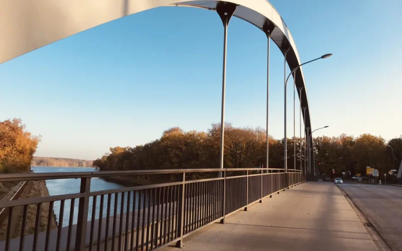 Eine Brücke in Potsdam als Sinnbild für den sicheren Weg zu Ihrer neuen Immobilie und die Verbindung nach Berlin.