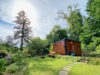 Traumhaftes Gartengrundstück (Eigentum) mit Holzbungalow in Hanglage direkt am Waldrand - Blick auf das Gartenhaus