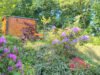 Traumhaftes Gartengrundstück (Eigentum) mit Holzbungalow in Hanglage direkt am Waldrand - Blick von der Terrasse zum Gartenhaus