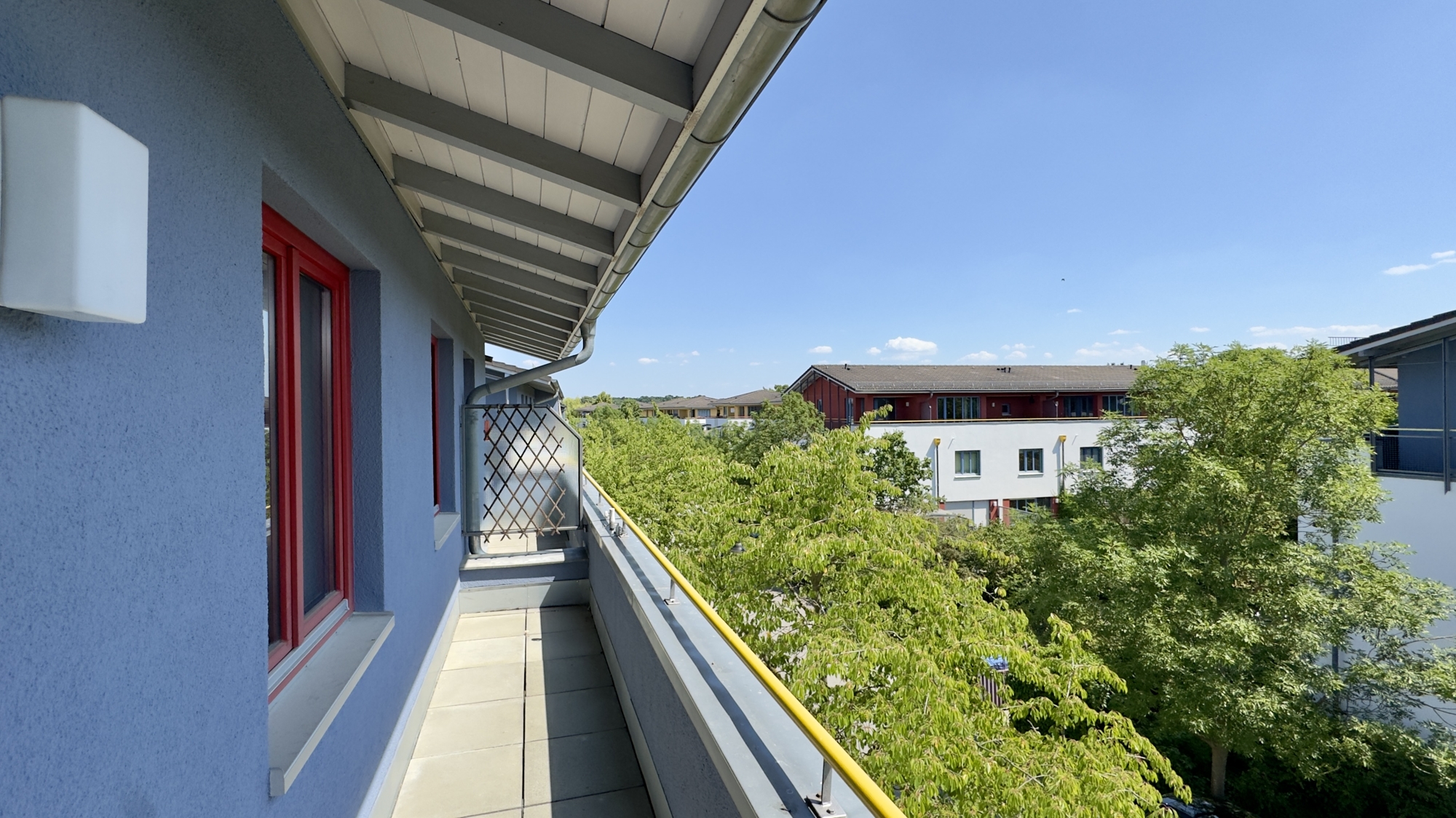Terrasse vor dem Wohnzimmer - Blick nach links