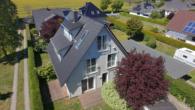 Obenansicht weißes Haus - Massives Einfamilienhaus am Breeger Bodden, nahe der Ostsee. Aktuell als Ferienhaus genutzt.