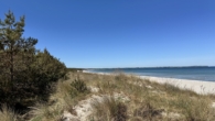 Strandaufnahme - Massives Einfamilienhaus am Breeger Bodden, nahe der Ostsee. Aktuell als Ferienhaus genutzt.