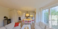 Wohnzimmer bei der Couch - Seehaus - Massives Einfamilienhaus am Breeger Bodden, nahe der Ostsee. Aktuell als Ferienhaus genutzt.