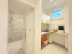 Bezugsfreies Apartment mit Balkon & Lift zwischen Halensee und Ku'damm - Blick zur Küche & Bad