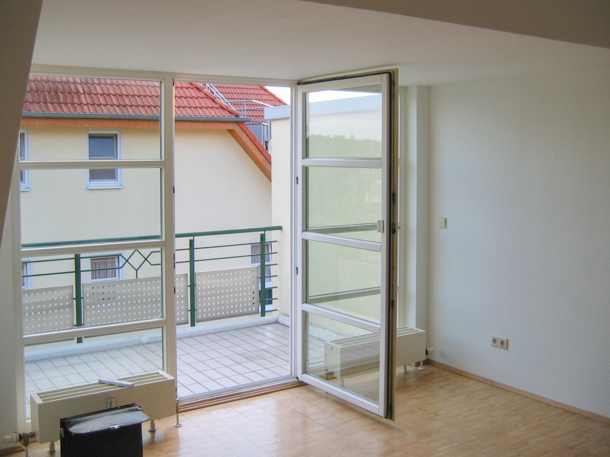 Wohnbereich mit Zugang zum Balkon