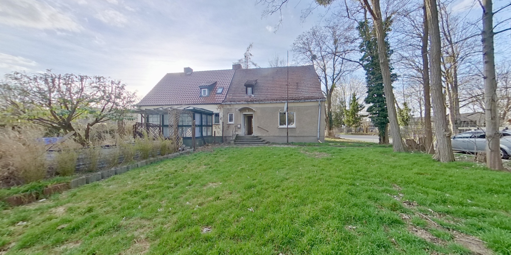 Vor dem Haus