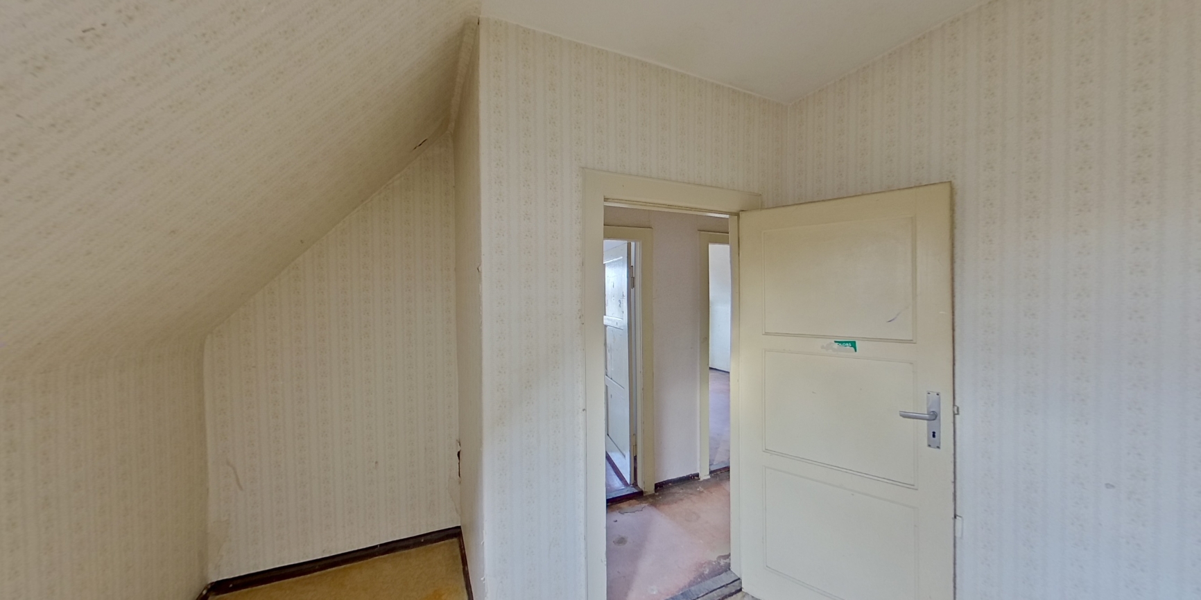 Badezimmer - Blick vom Bad in den Flur