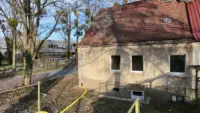 Hinter dem Haus (Drohne)