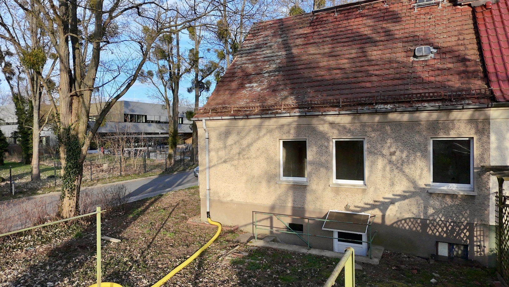 Hinter dem Haus (Drohne)