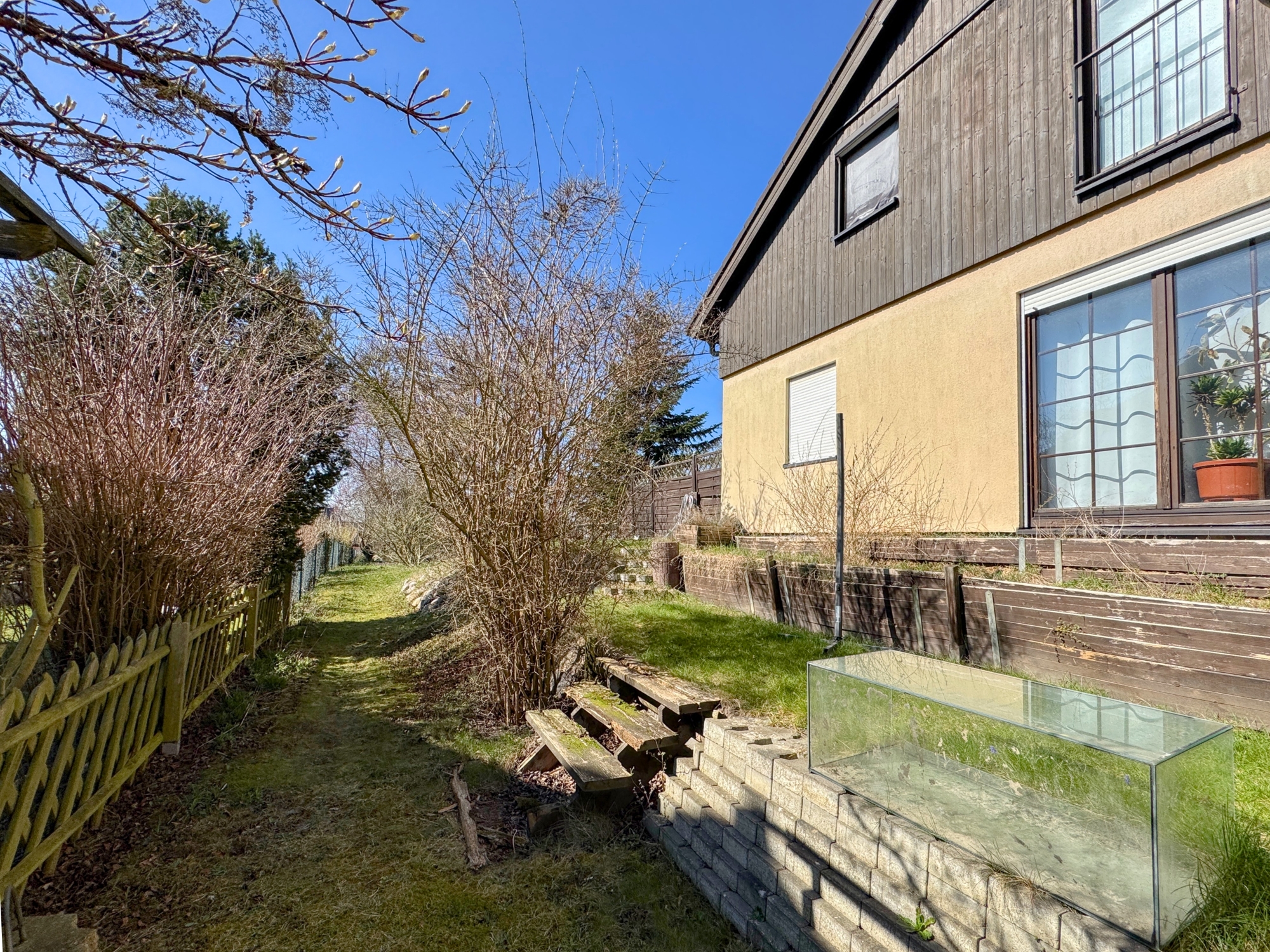 Weg zum Garten seitlich zum Haus