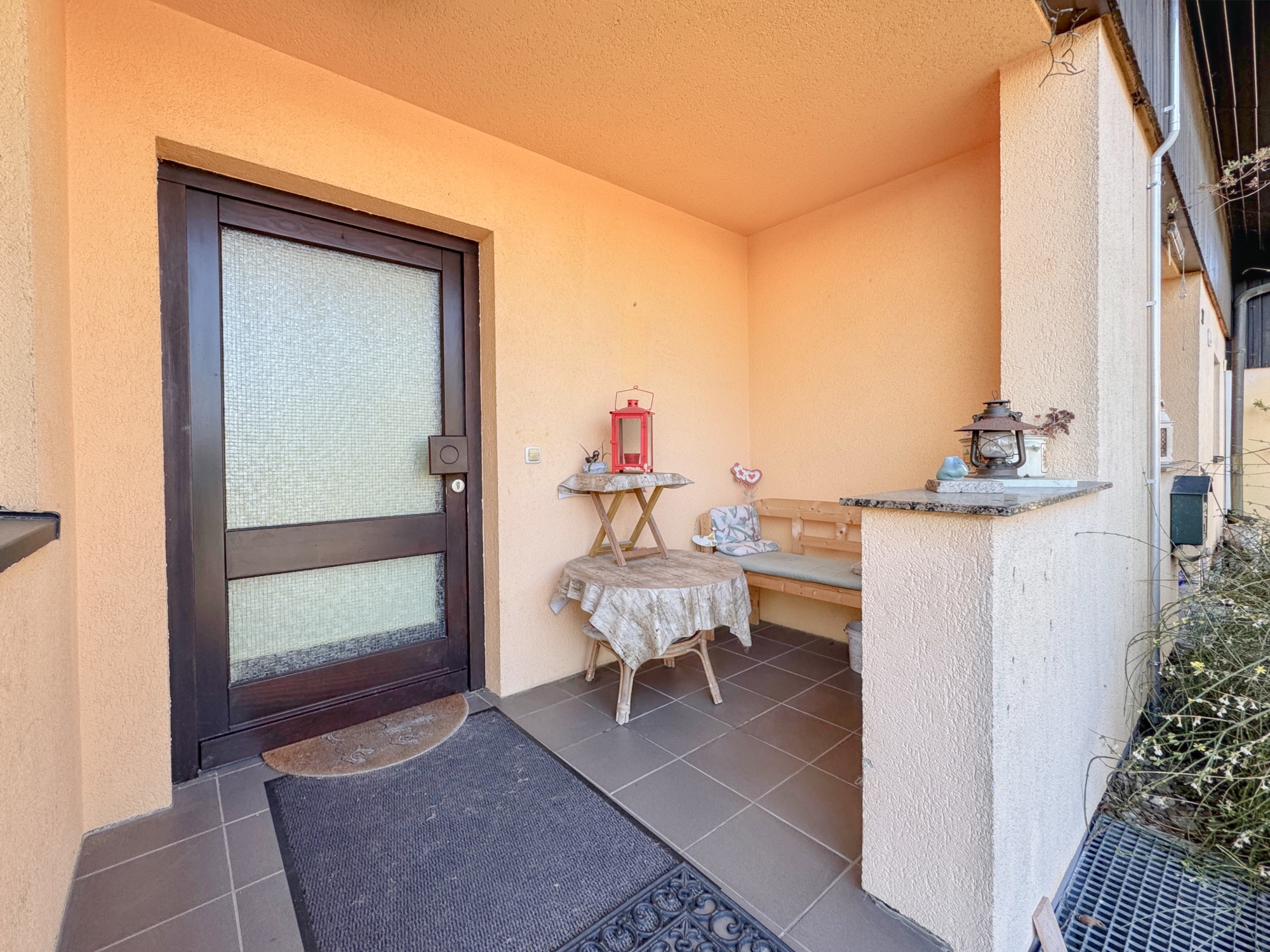 kleine Terrasse im Eingangsbereich