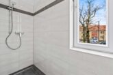 Bezugsfreie 3-Zimmer-Wohnung: Stellplatz + 2 Terrassen und eigener Garten - Walk-In-Dusche