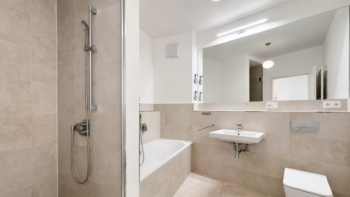 10_Badezimmer_mit_Wanne_und_Dusche_ARGUS