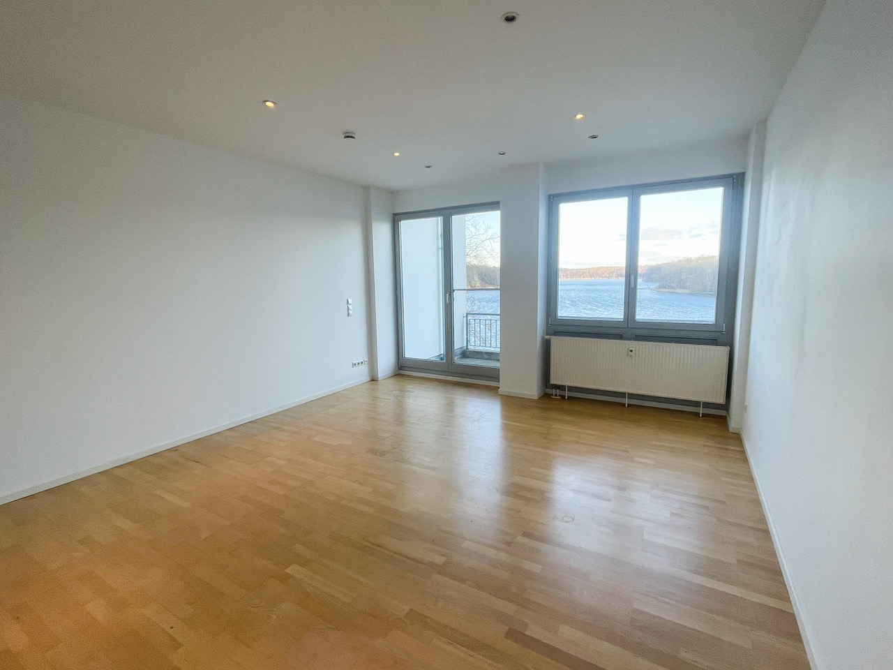 Wohnzimmer mit Balkon