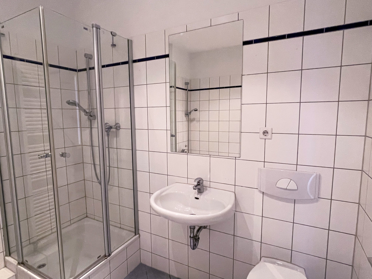 Bad mit Dusche und Wanne