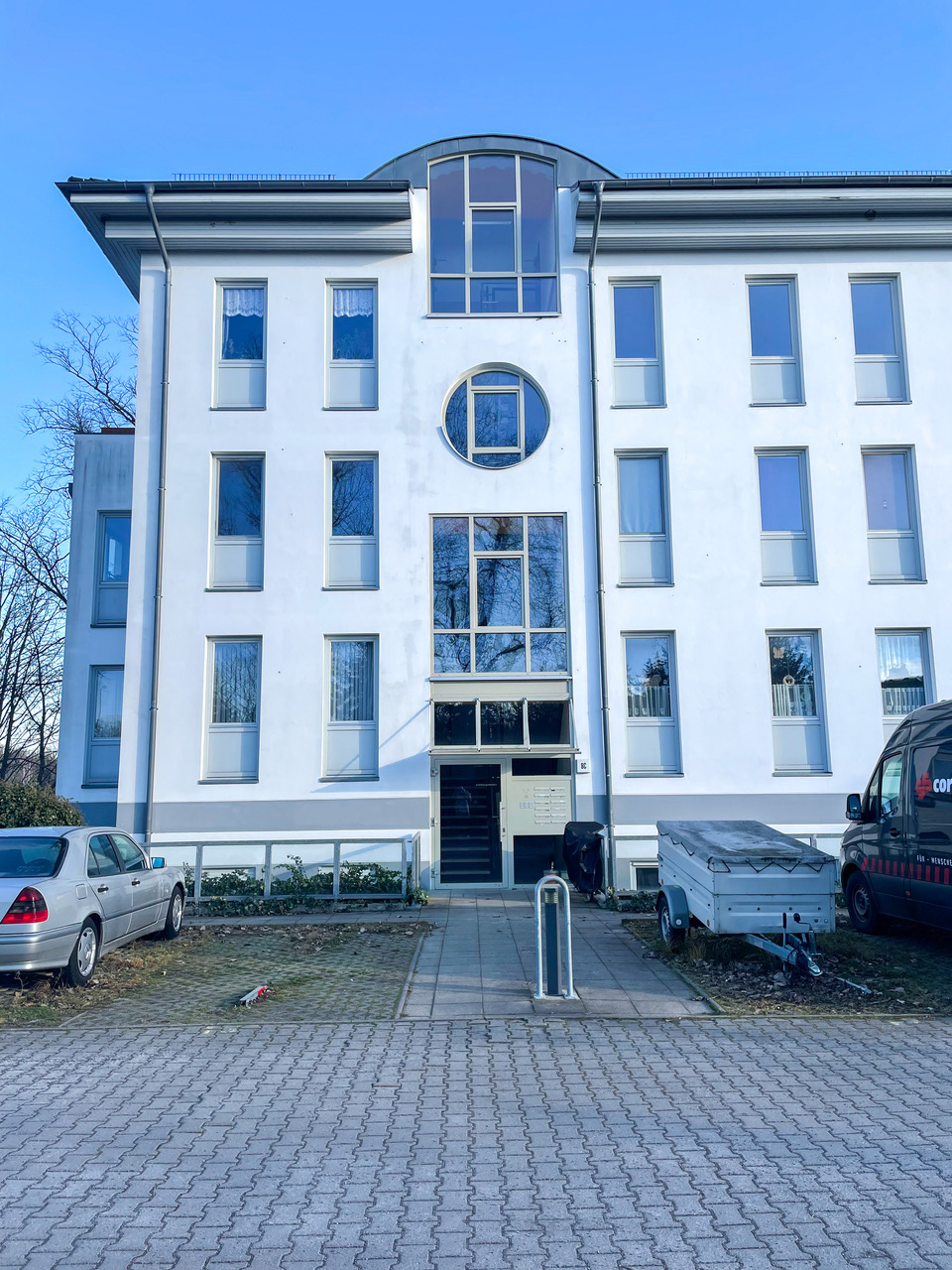Hausansicht, Stellplatz vor der Tür