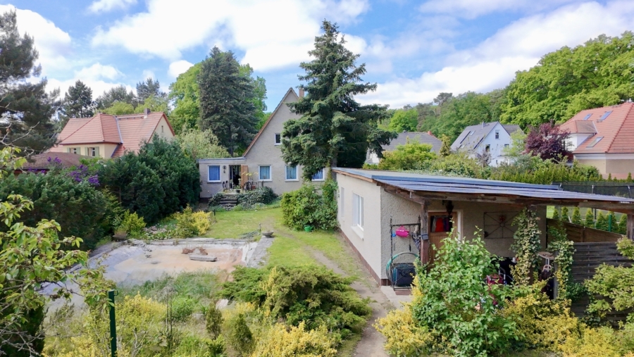 Blick auf das Haus aus dem Garten - Drohne