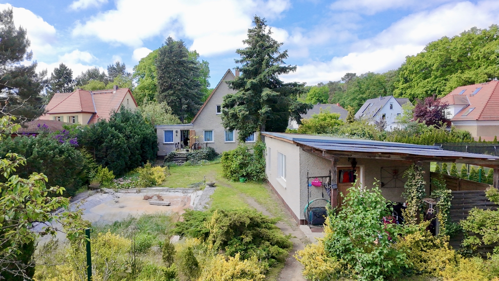 Blick auf das Haus aus dem Garten - Drohne