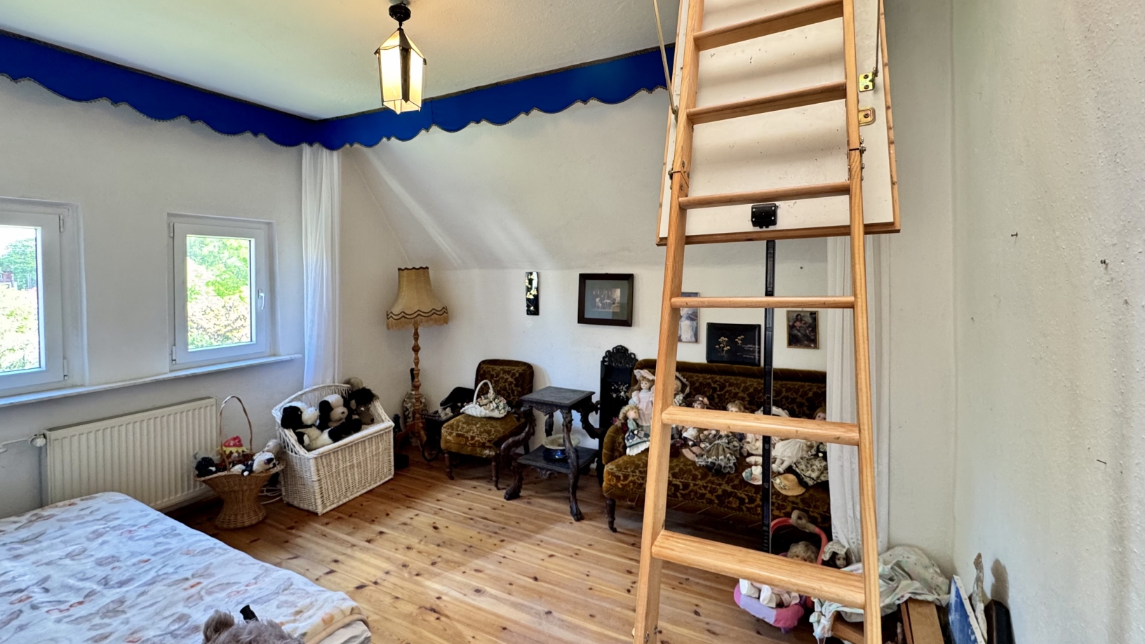 Schlafzimmer 1 - Zugang Spitzboden - Weitwinkel