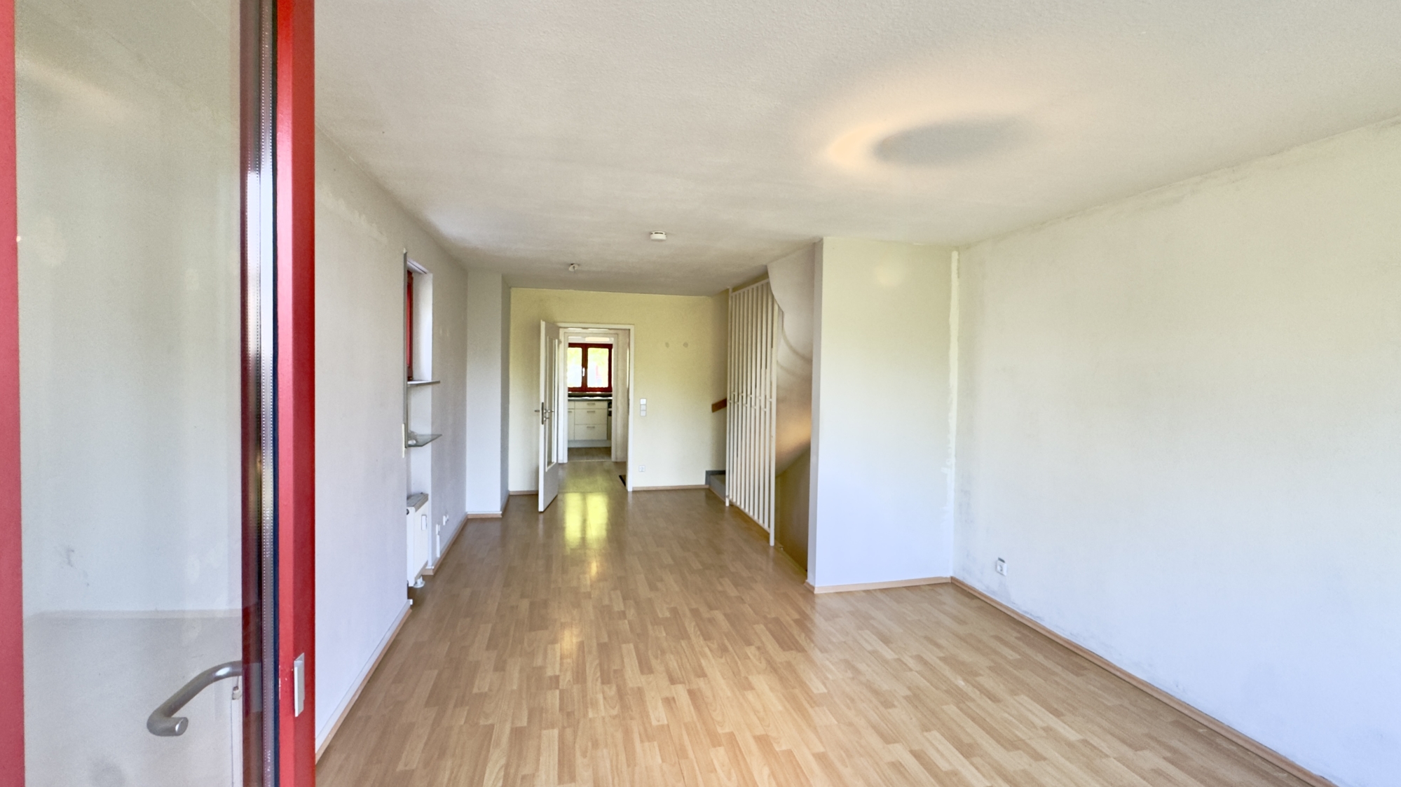 Blick vom Wohnzimmer in Richtung Küche