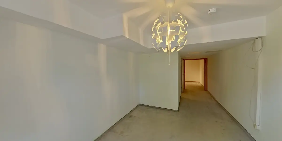 Raum 1 im Souterrain mit Blick in Richtung Flur