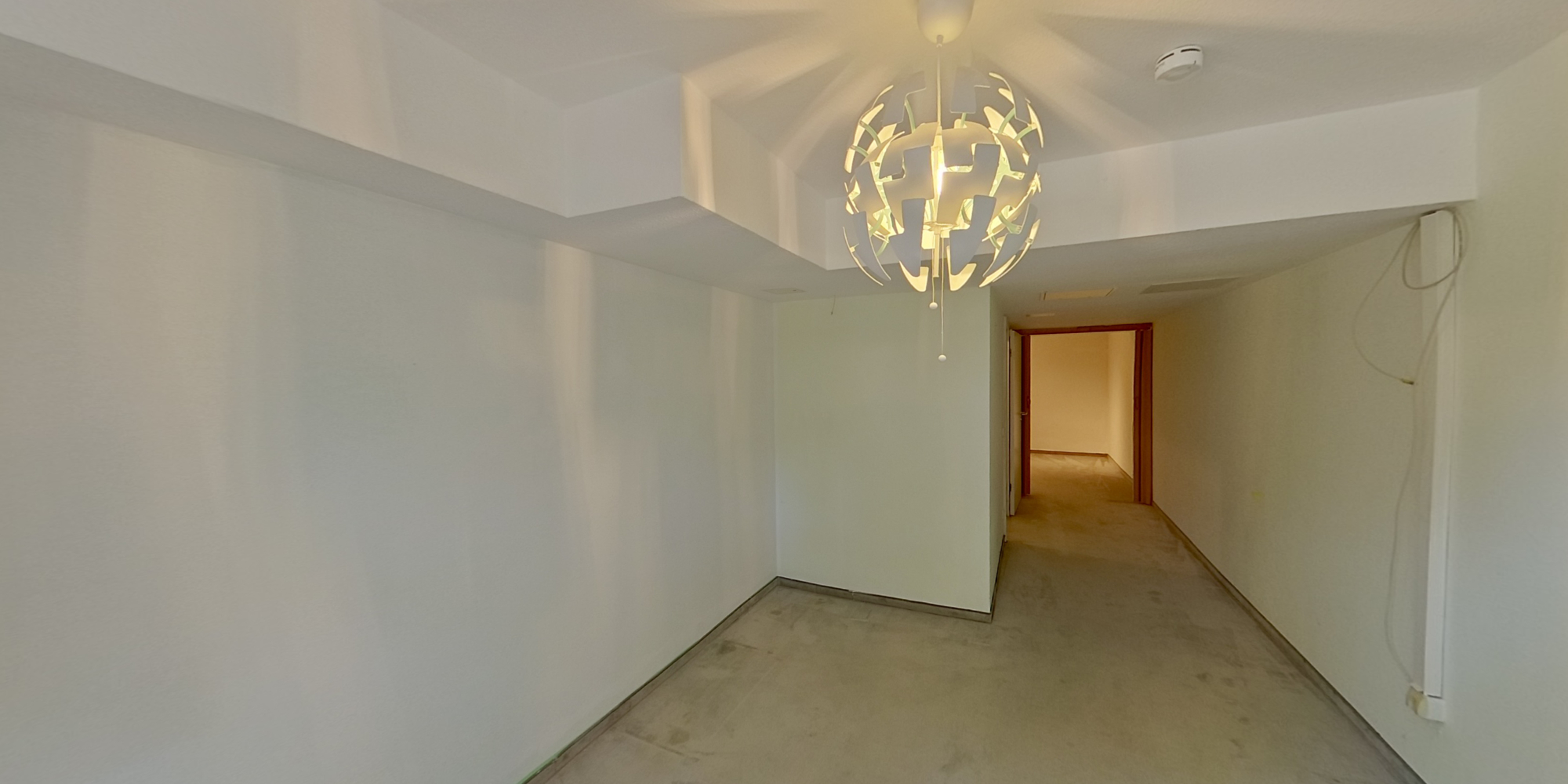 Raum 1 im Souterrain mit Blick in Richtung Flur