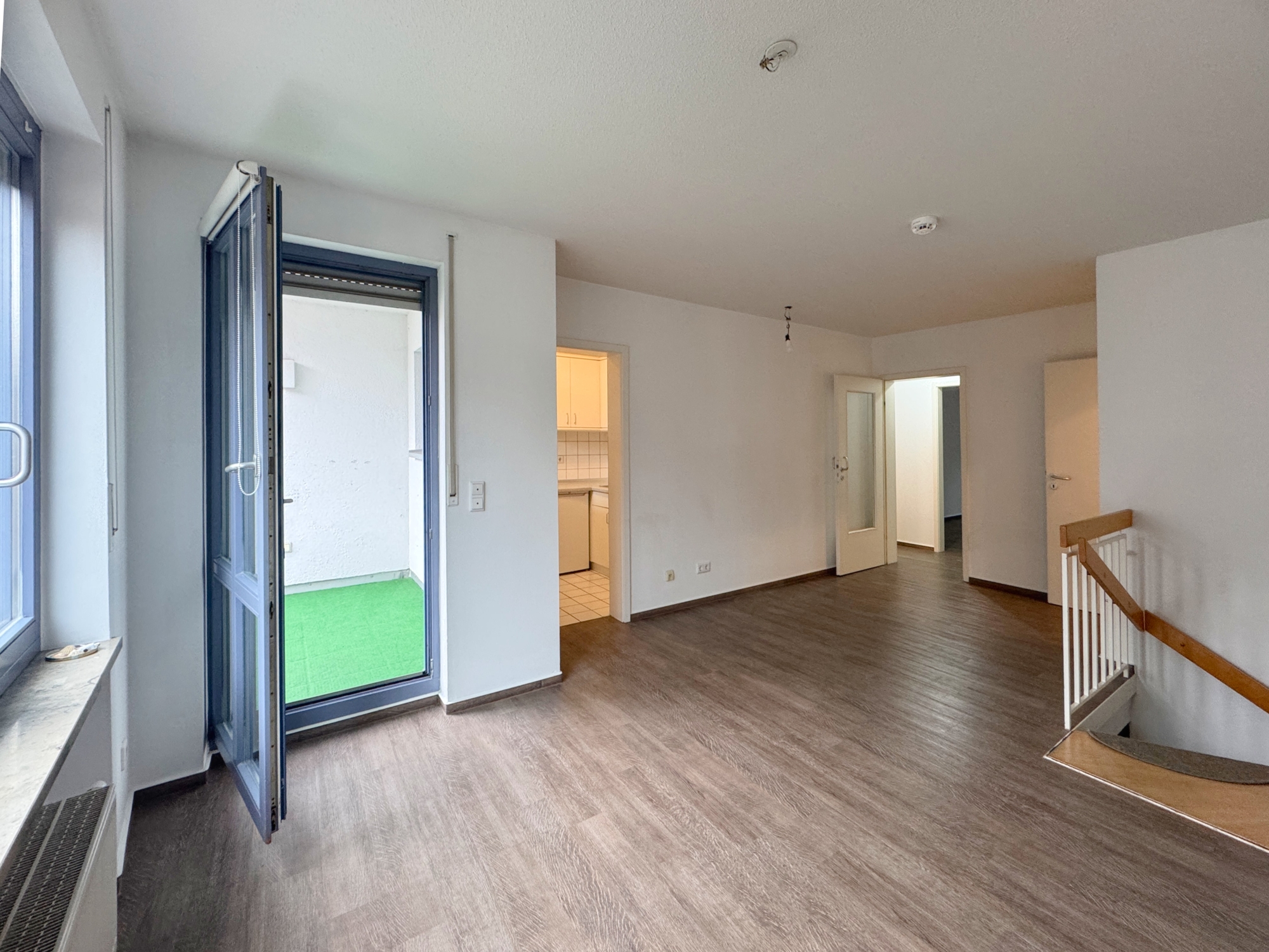 Wohnzimmer mit Balkonzugang