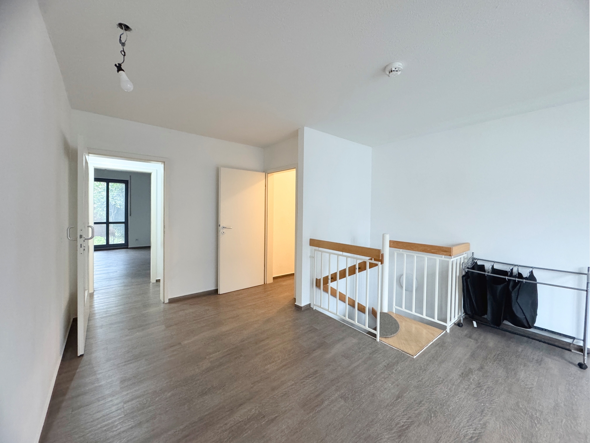 Wohnzimmer mit Zugang zum Untergeschoss