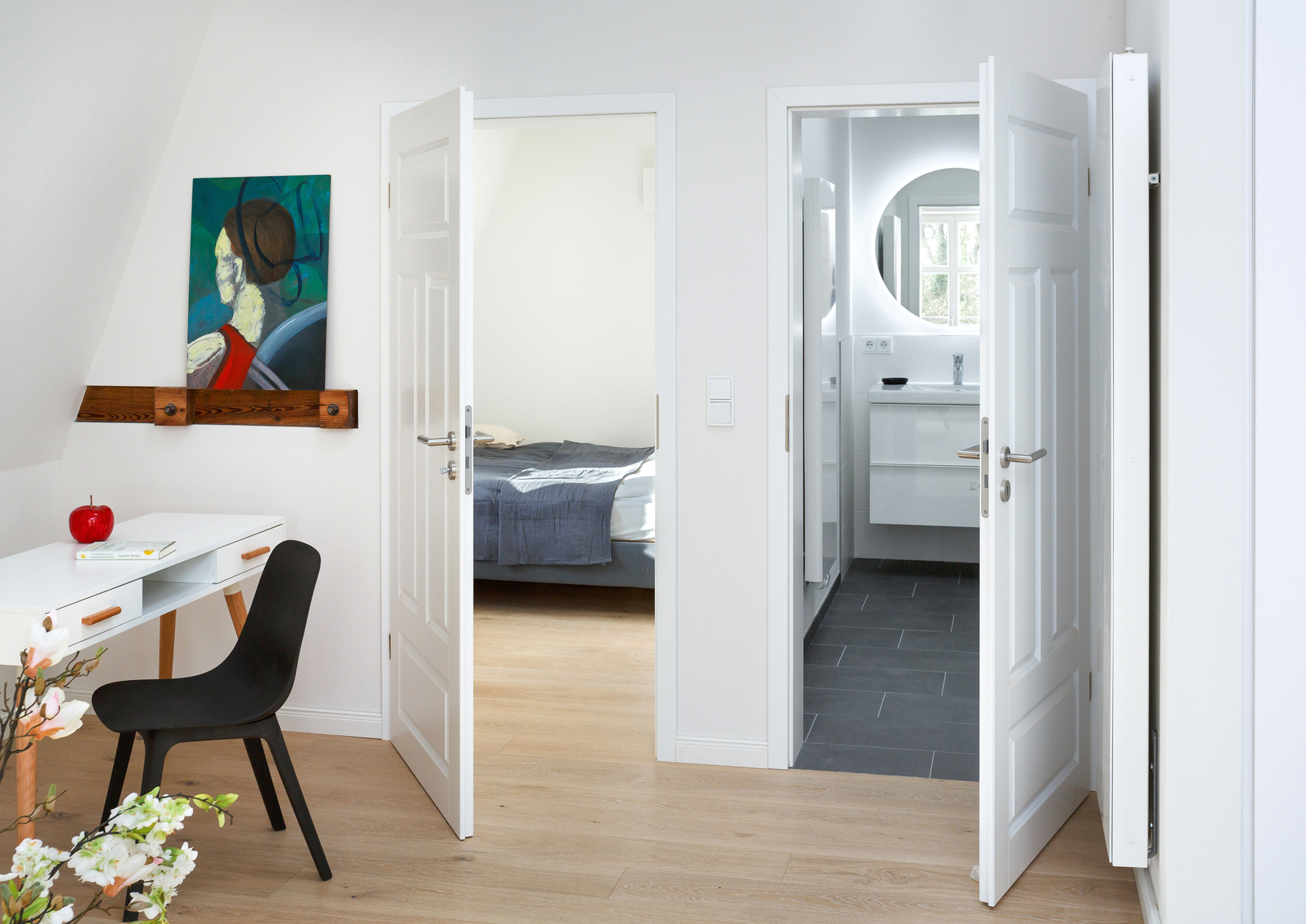 Blick zum Schreibtisch, Bad, Schlafzimmer