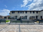 Stellplätze vor der Tür - Erstbezug – Ihr Familienidyll mit Terrasse, kleinem Garten, 2 Bädern & Stellplätzen