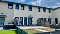 Gartenansicht - Haus 8F) - Erstbezug – Ihr Familienidyll mit Terrasse, kleinem Garten, 2 Bädern & Stellplätzen