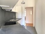 Tolle Altbauwohnung mit neuer EBK, Dielen & Wannenbad - Küche mit Blick zum Flur