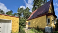 Seitlicher Blick auf das Haus und die Garage - Energieeffizient leben – mit Luftwärmepumpe und Photovoltaik bestens für die Zukunft gerüstet
