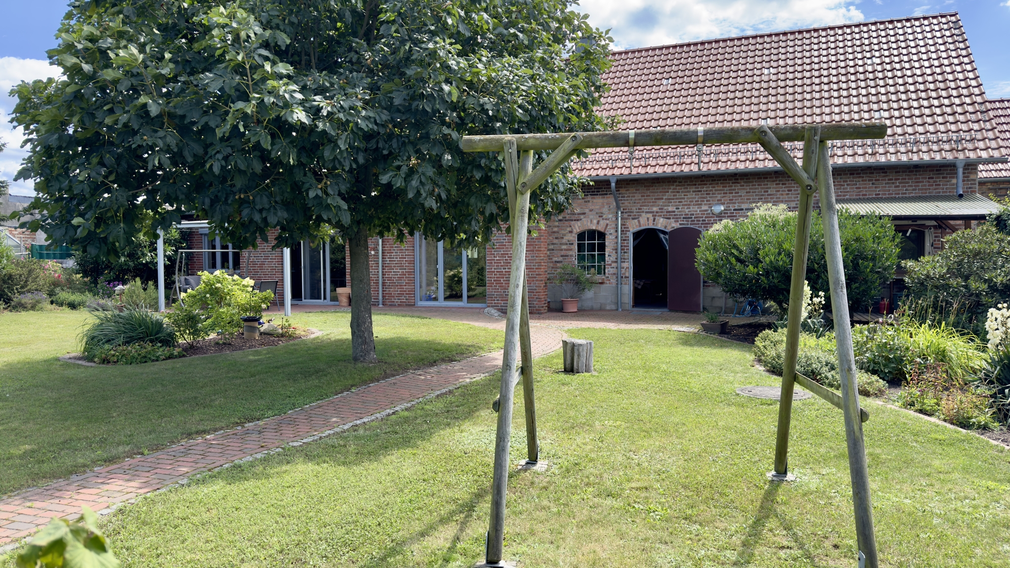 Blick über den Garten in Richtung Haus