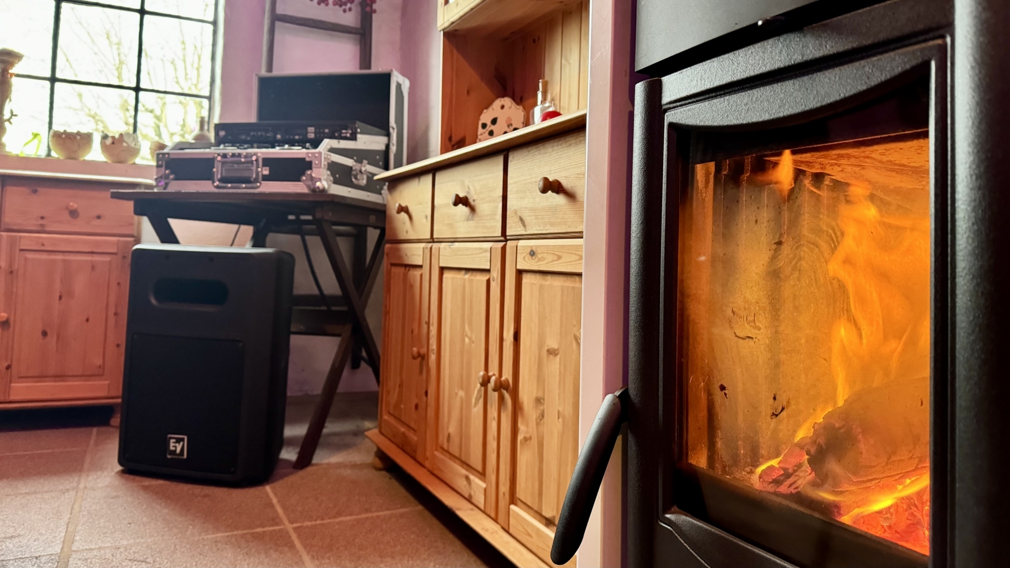 Kamin und Mischpult