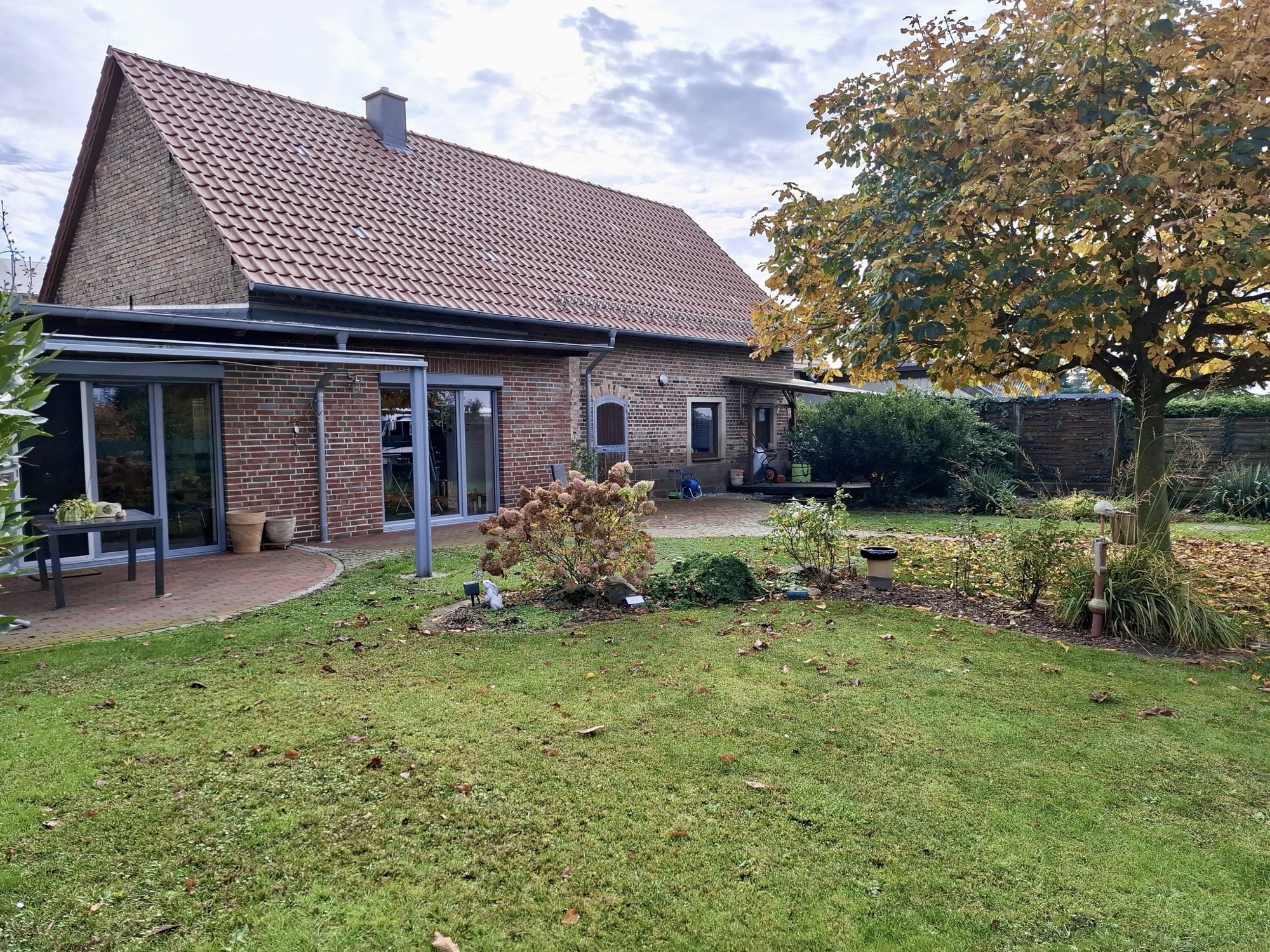 Blick auf das Mehrzweckhaus - Partyraum, Werkstatt, Lager