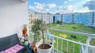 vermietete Balkonwohnung mit Fahrstuhl & Stellplatz im familienfreundlichen Wohnensemble - Balkon mit Ausblick in den Hof