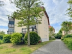 gepflegtes Wohnareal - Dachgeschosswohnung mit Balkon, Weitblick und Stellplatz im gepflegten Wohnareal