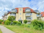 Hausansicht - Dachgeschosswohnung mit Balkon, Weitblick und Stellplatz im gepflegten Wohnareal