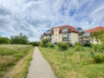 Blick zum Haus - Dachgeschosswohnung mit Balkon, Weitblick und Stellplatz im gepflegten Wohnareal