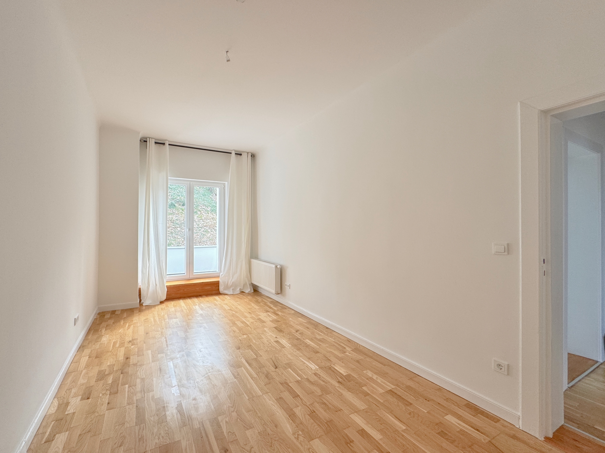 Schlafzimmer 2 mit Zugang zum hofseitigen Balkon