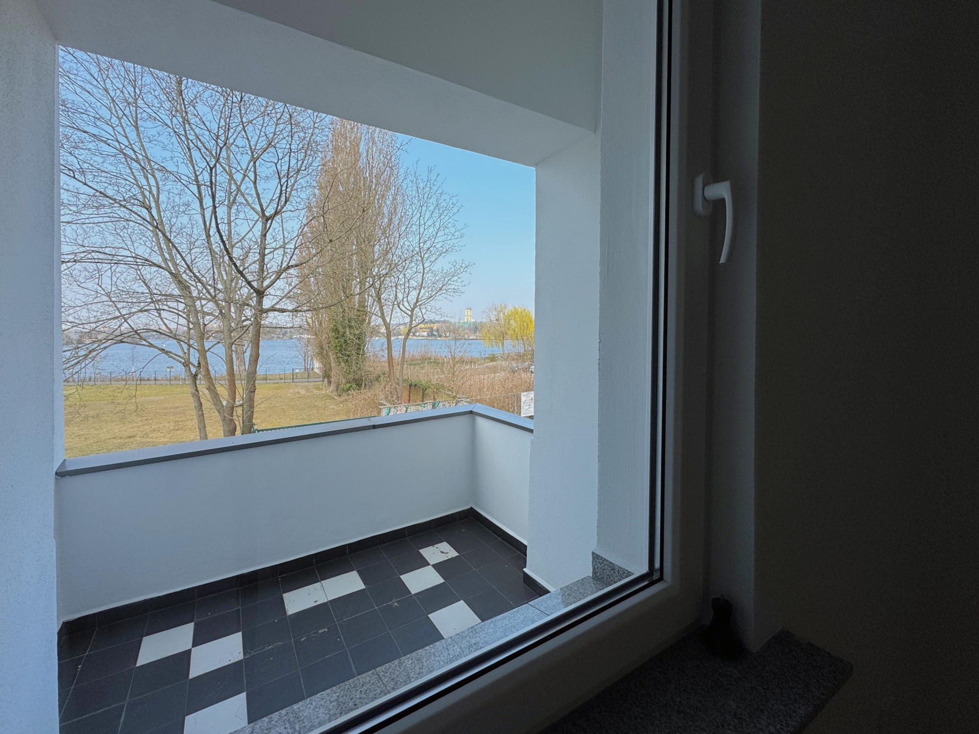 Balkon mit Wasserblick