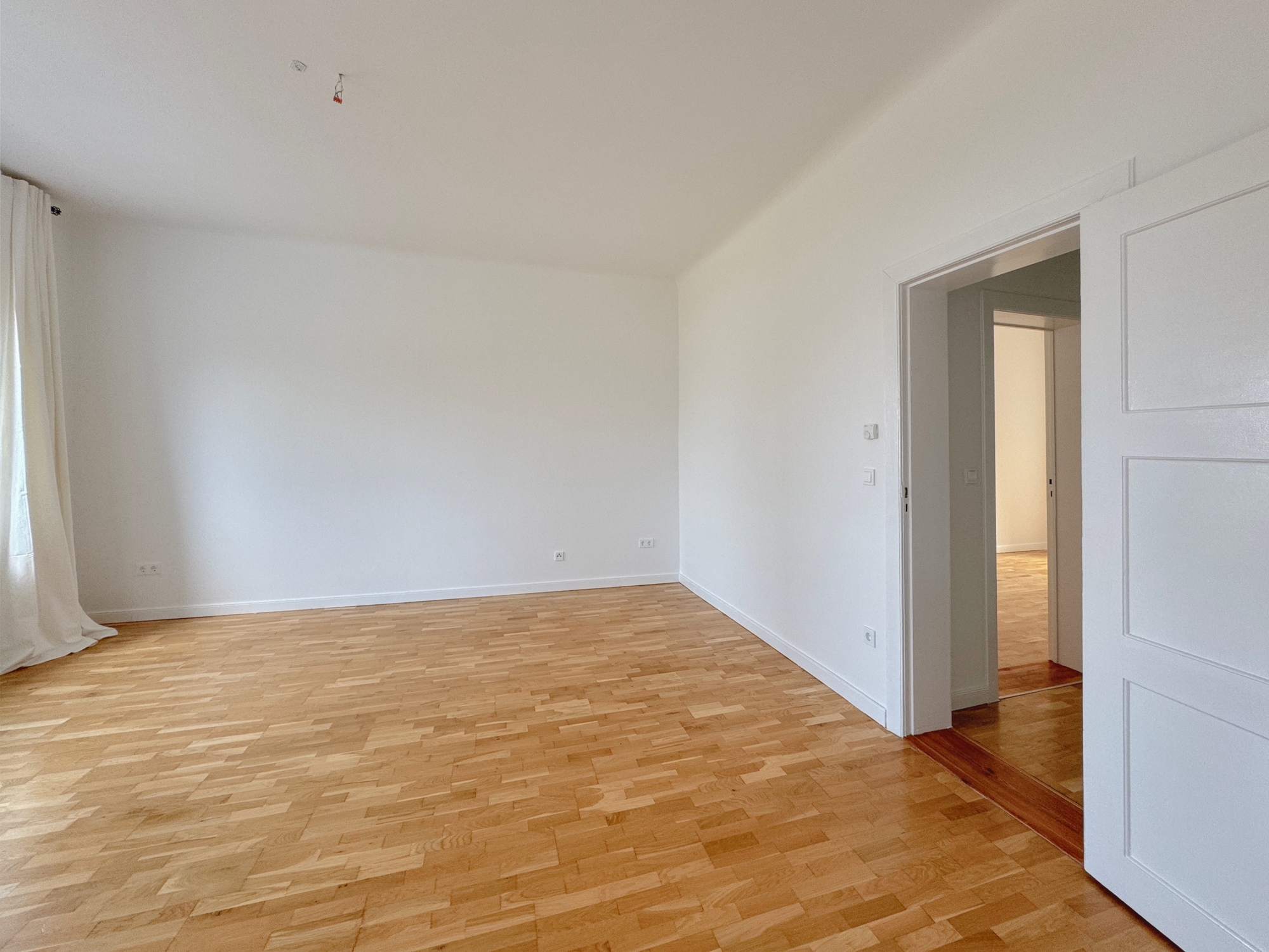 Wohnbereich mit Blick zum Flur und Schlafzimmer 2