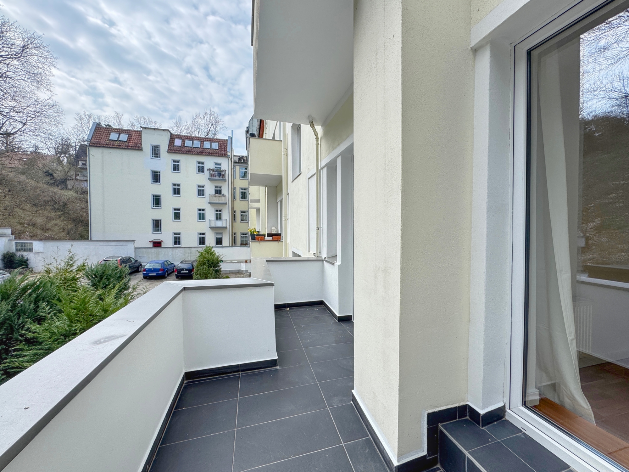 großer Balkon zur Hofseite