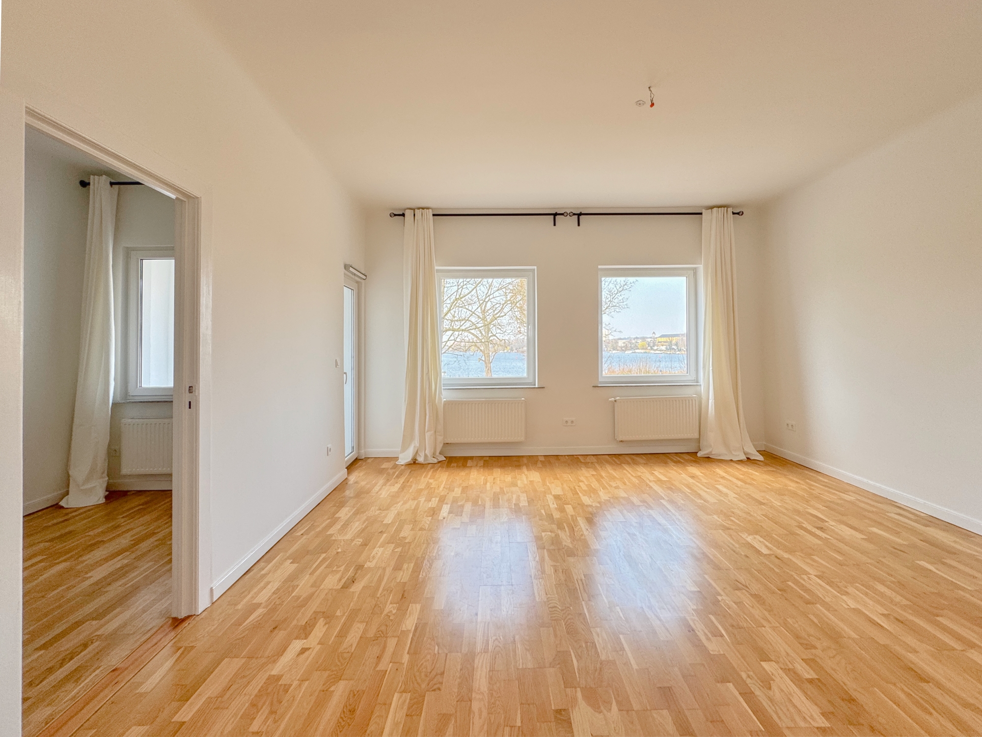 Wohnbereich mit Blick zum Schlafzimmer1