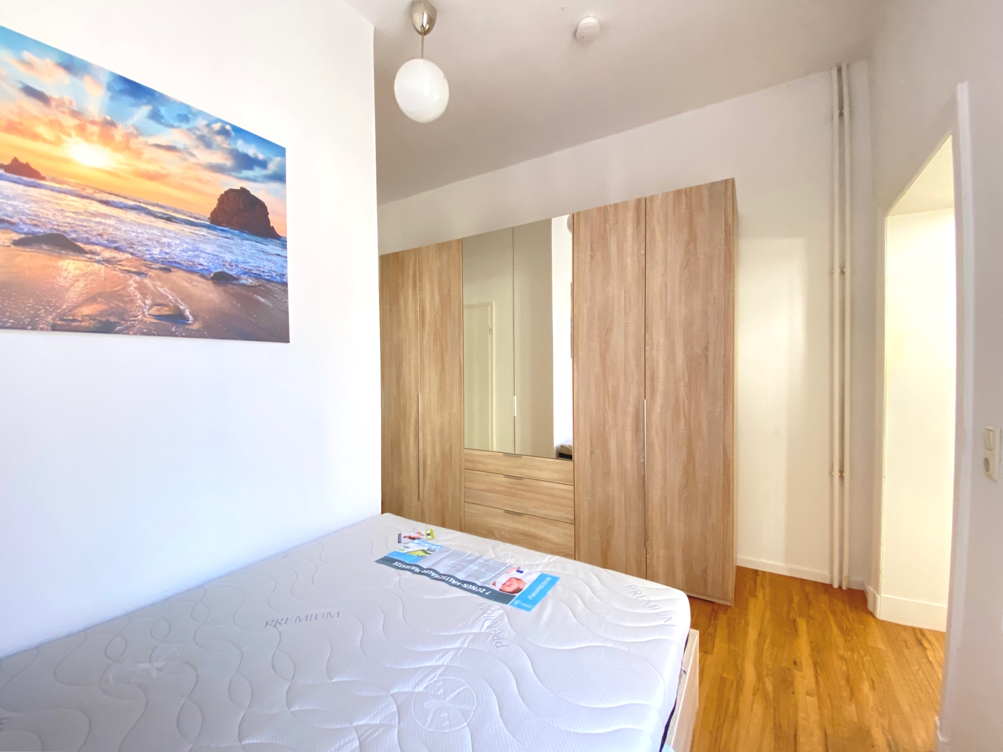Blick auf den Flur mit Kleiderschrank
