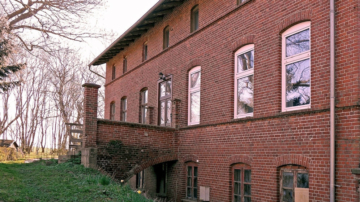 Insel Hiddensee – ehemaliges Gutshaus am Hafen von Kloster – sanierungsbedürftig, 18565 Insel Hiddensee, Haus